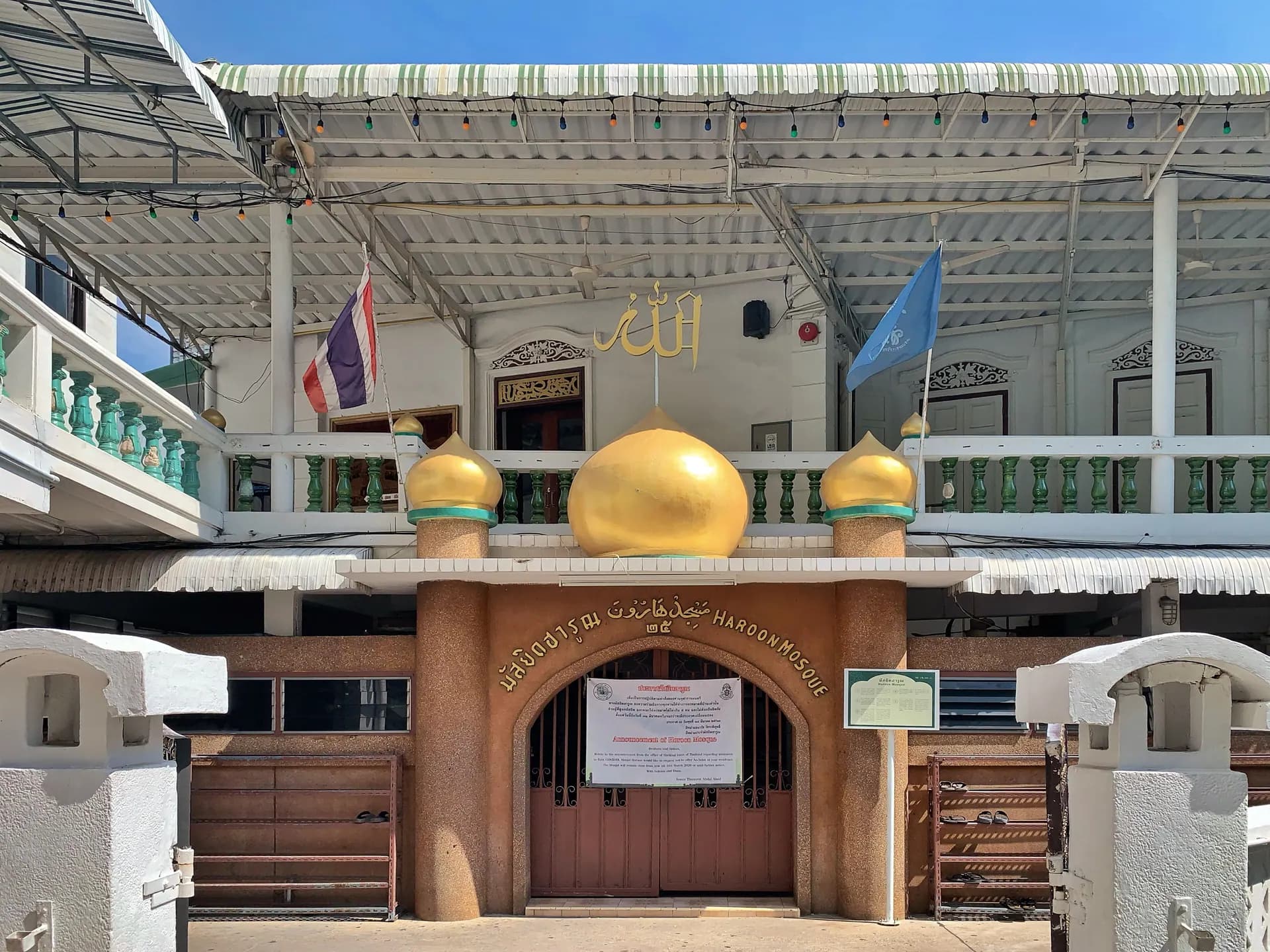 The entrance and gold domes of Haroon Mosque in Bang Rak