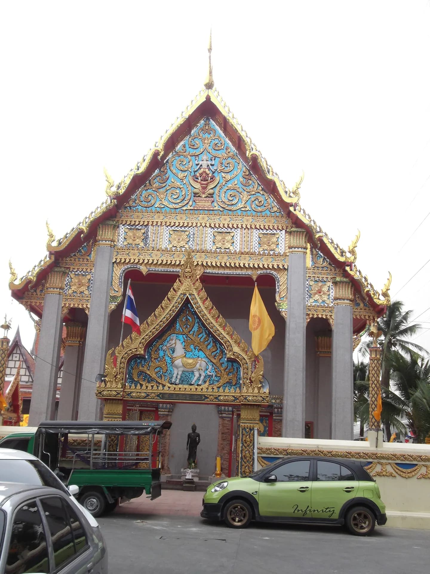 The ordination hall of Wat Muang Khae in Bang Rak, with a street in front